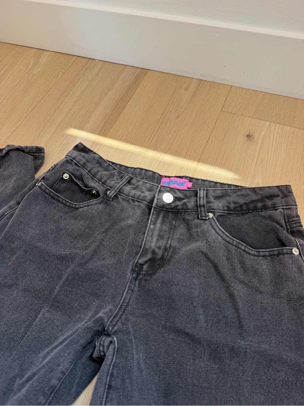 Edikted Raelynn Washed Low Rise Jeans - Picture 5 of 5